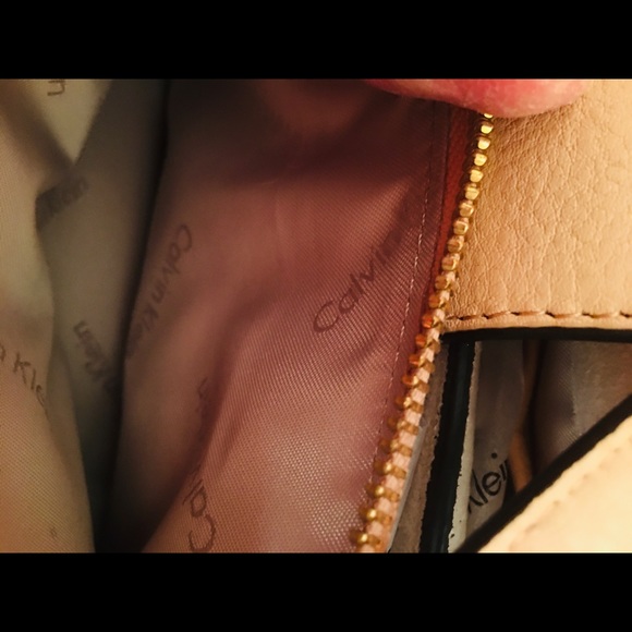 ⭐️⭐️2X. HOST PICK⭐️⭐️ NWT 💯% Authentic Calvin Klein Leather Crossbody - Picture 15 of 16